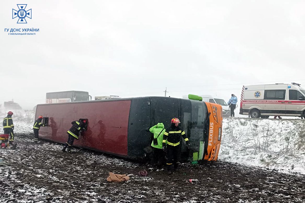 Новини Хмельницького - фото з Біля Волочиська перекинувся пасажирський автобус. Є постраждалі (ФОТО, ВІДЕО)