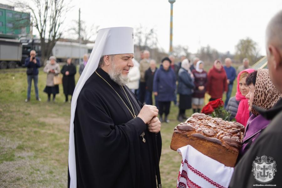 Новини Вінниці - фото з Митрополит Симеон освятив купол і хрест для храму князя Володимира в Десні