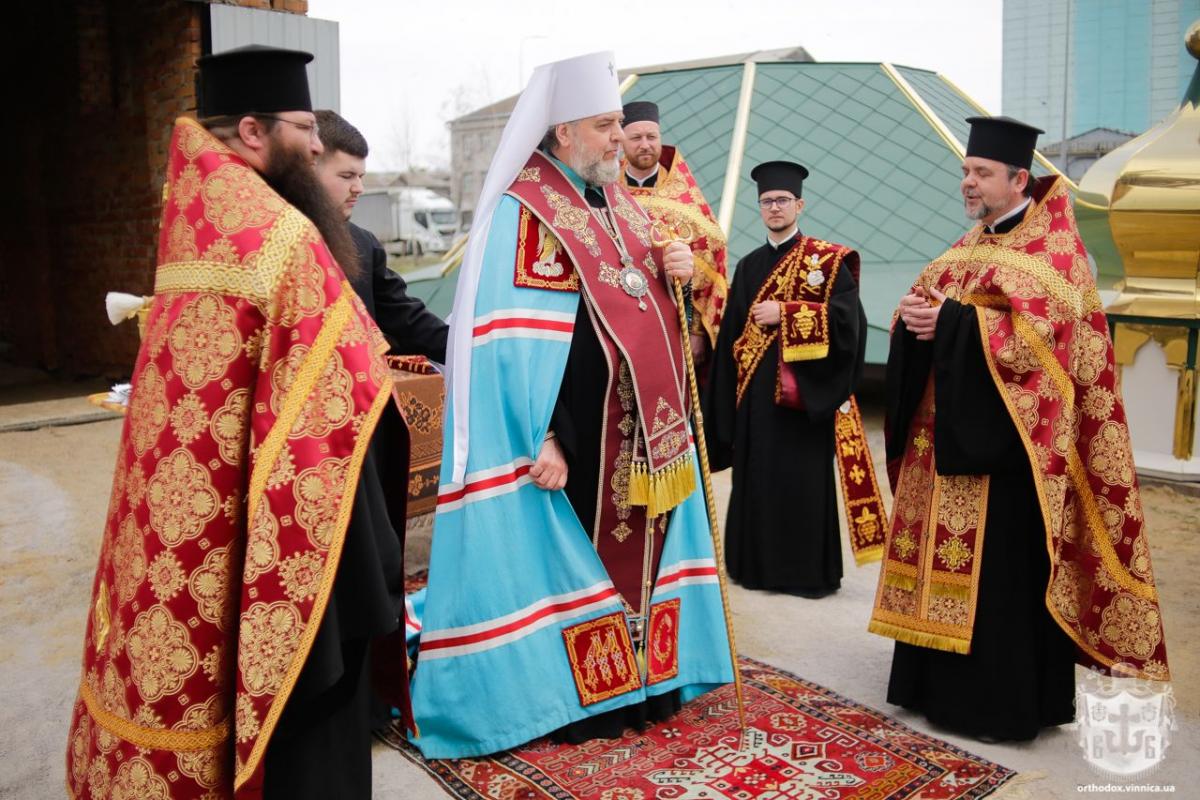 Новини Вінниці - фото з Митрополит Симеон освятив купол і хрест для храму князя Володимира в Десні