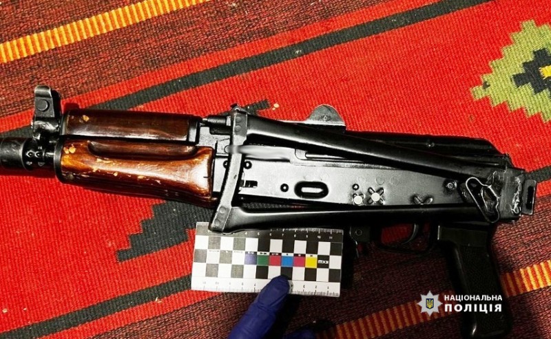 зберігав автомат та набої в будинку: поліцейські вінниччини вилучили заборонені предмети