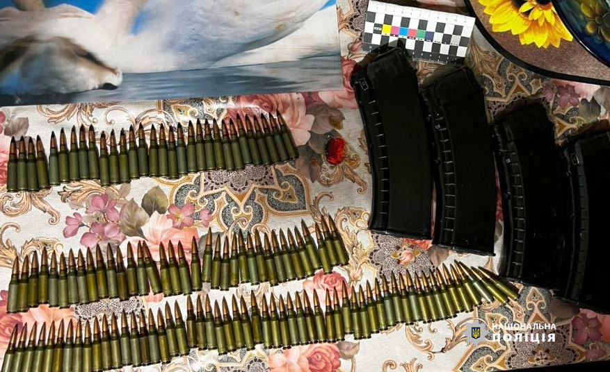 зберігав автомат та набої в будинку: поліцейські вінниччини вилучили заборонені предмети
