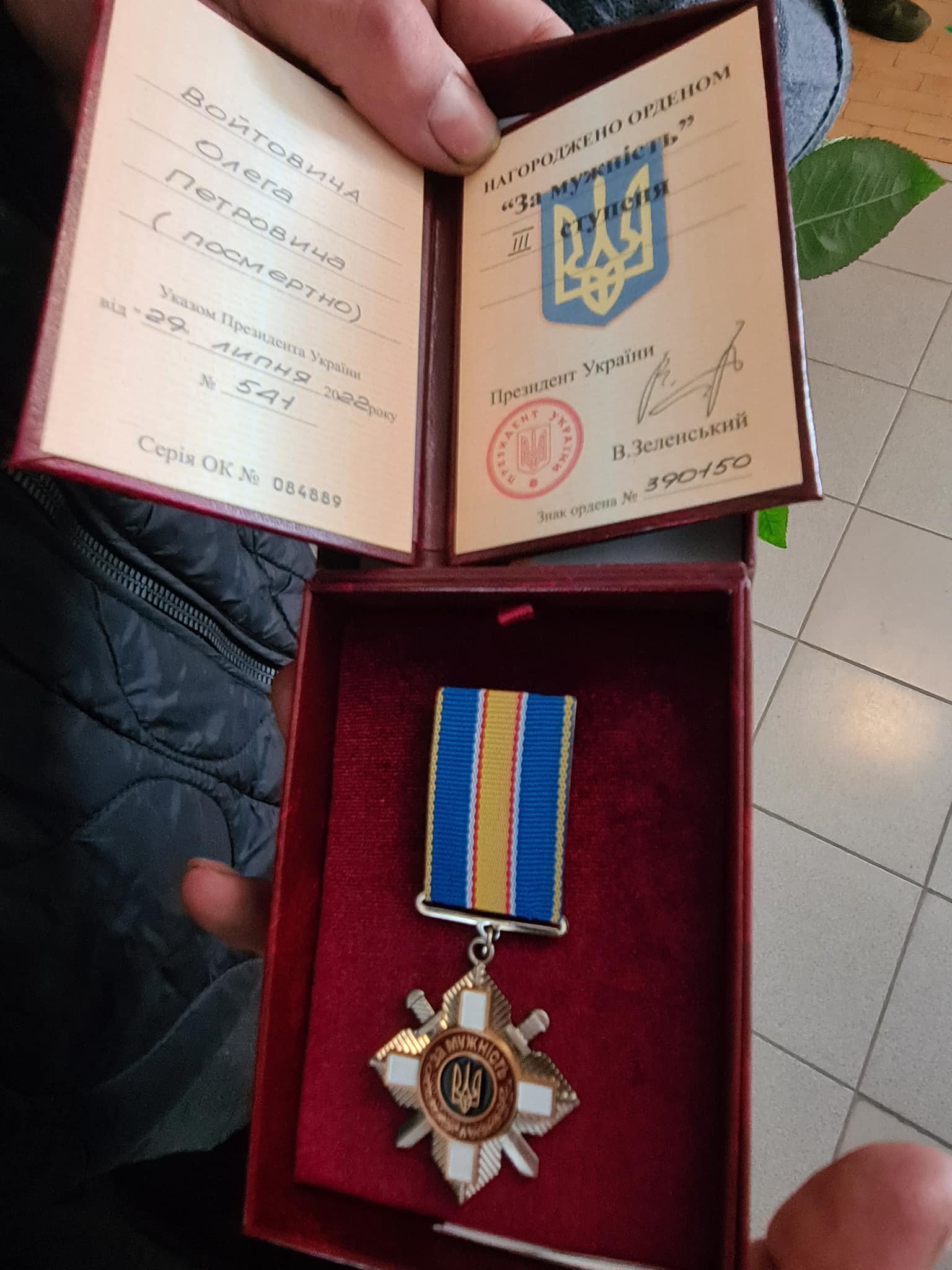 Новини Вінниці - фото з «Спочатку загинув молодший брат, а тоді середульший». Орден «За мужність» вручили дружині і сину