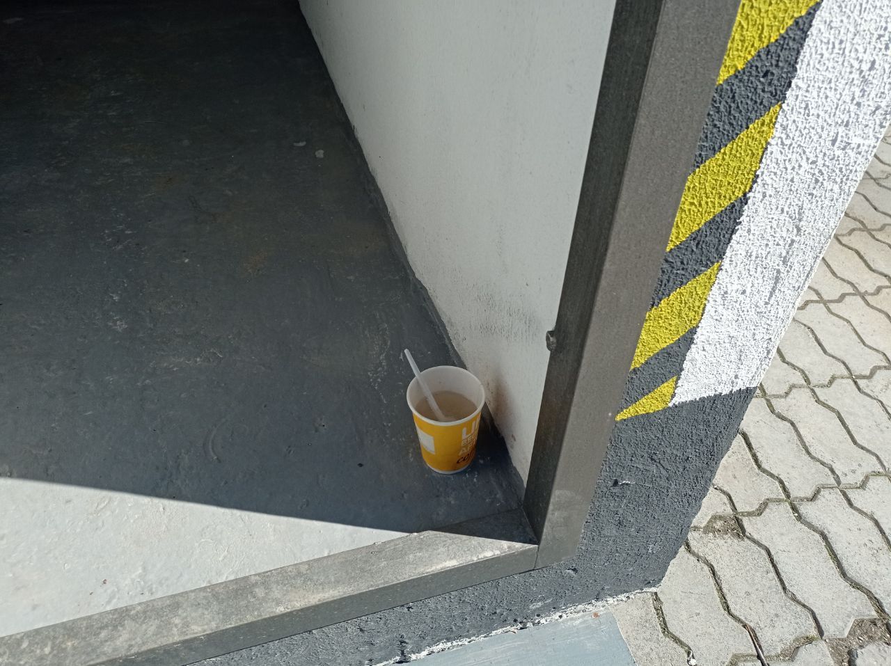 Новини Тернополя - фото з Ми перевірили, як під час тривоги відкривають і закривають укриття на зупинках