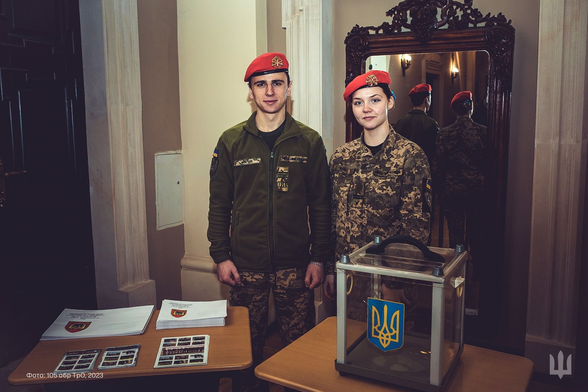 Новини Тернополя - фото з Марки з автографом Залужного, Буданова та інших діячів продали на аукціоні в Збаразькому замку