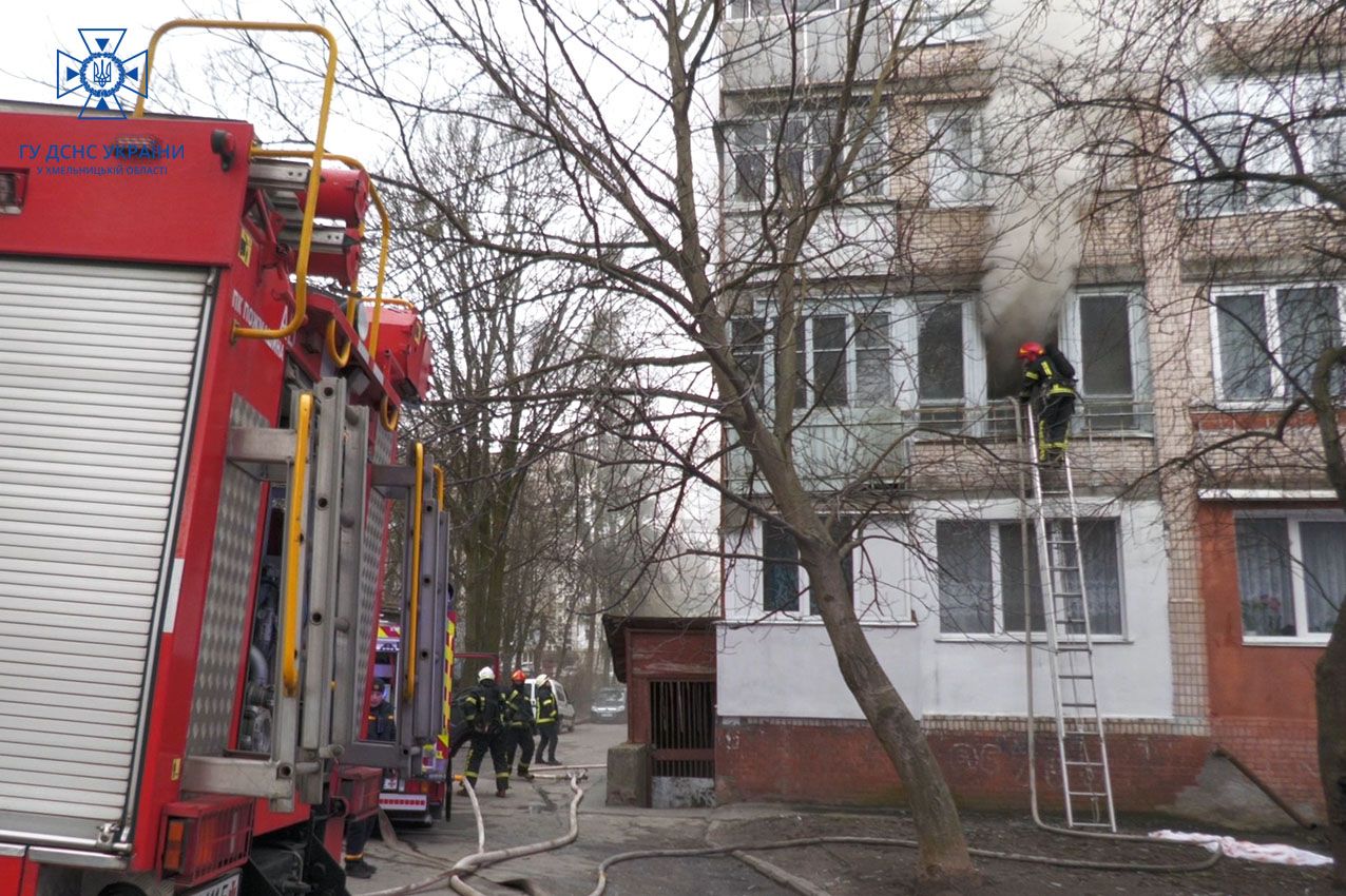 Новини Хмельницького - фото з На Молодіжній горіла квартира: пожежники евакуювали двох людей (ФОТО, ВІДЕО)