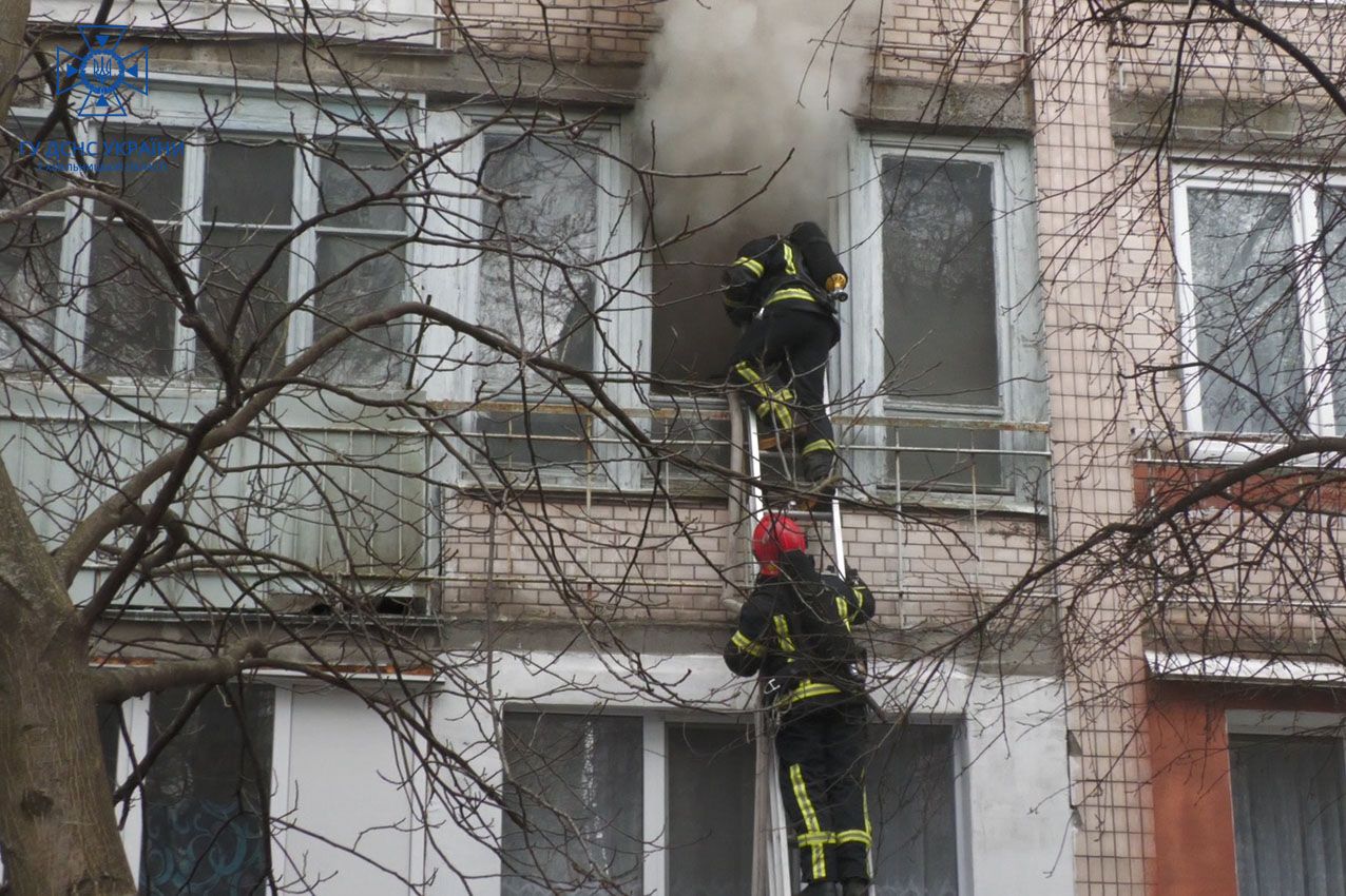 Новини Хмельницького - фото з На Молодіжній горіла квартира: пожежники евакуювали двох людей (ФОТО, ВІДЕО)