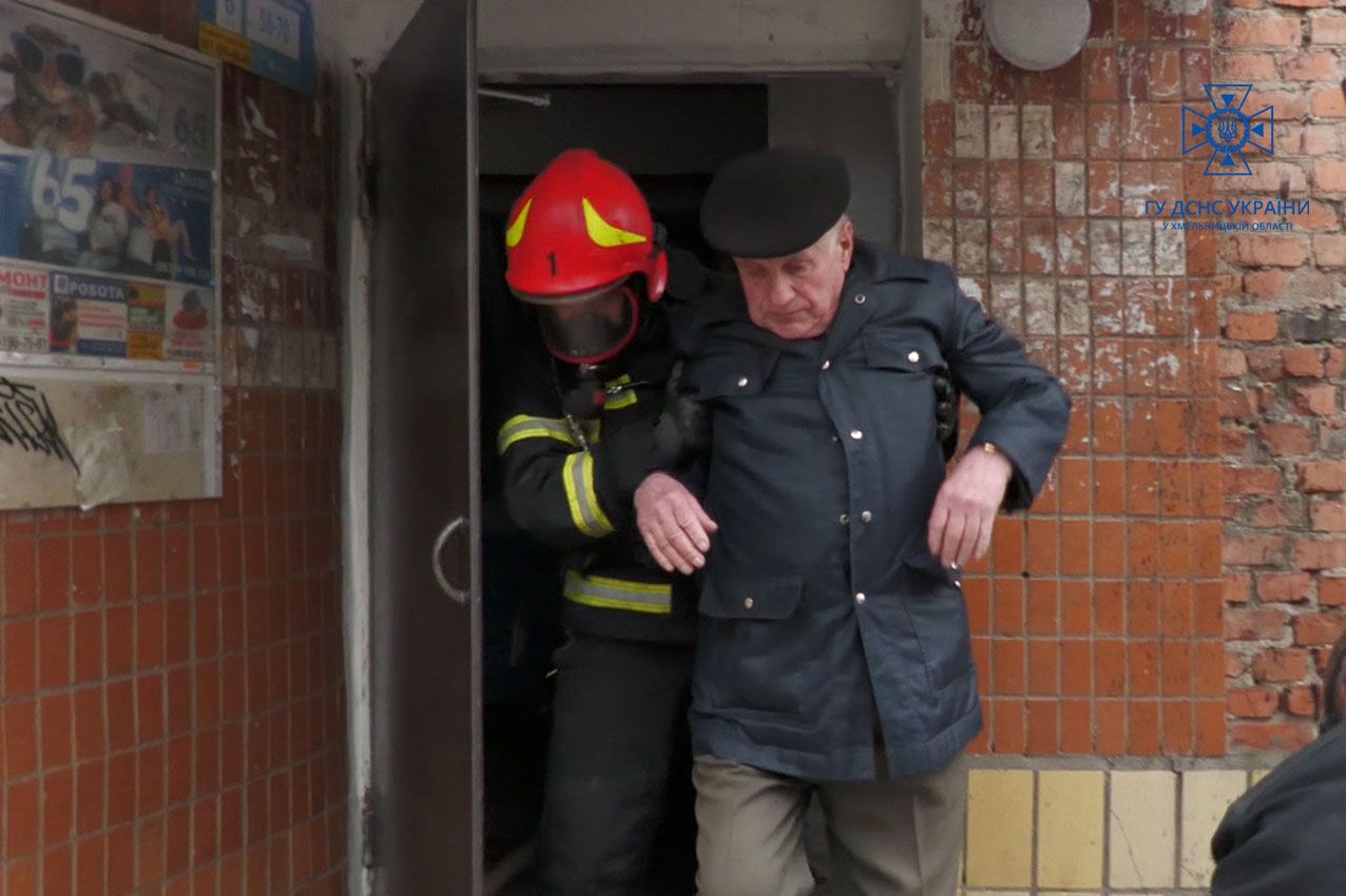 Новини Хмельницького - фото з На Молодіжній горіла квартира: пожежники евакуювали двох людей (ФОТО, ВІДЕО)