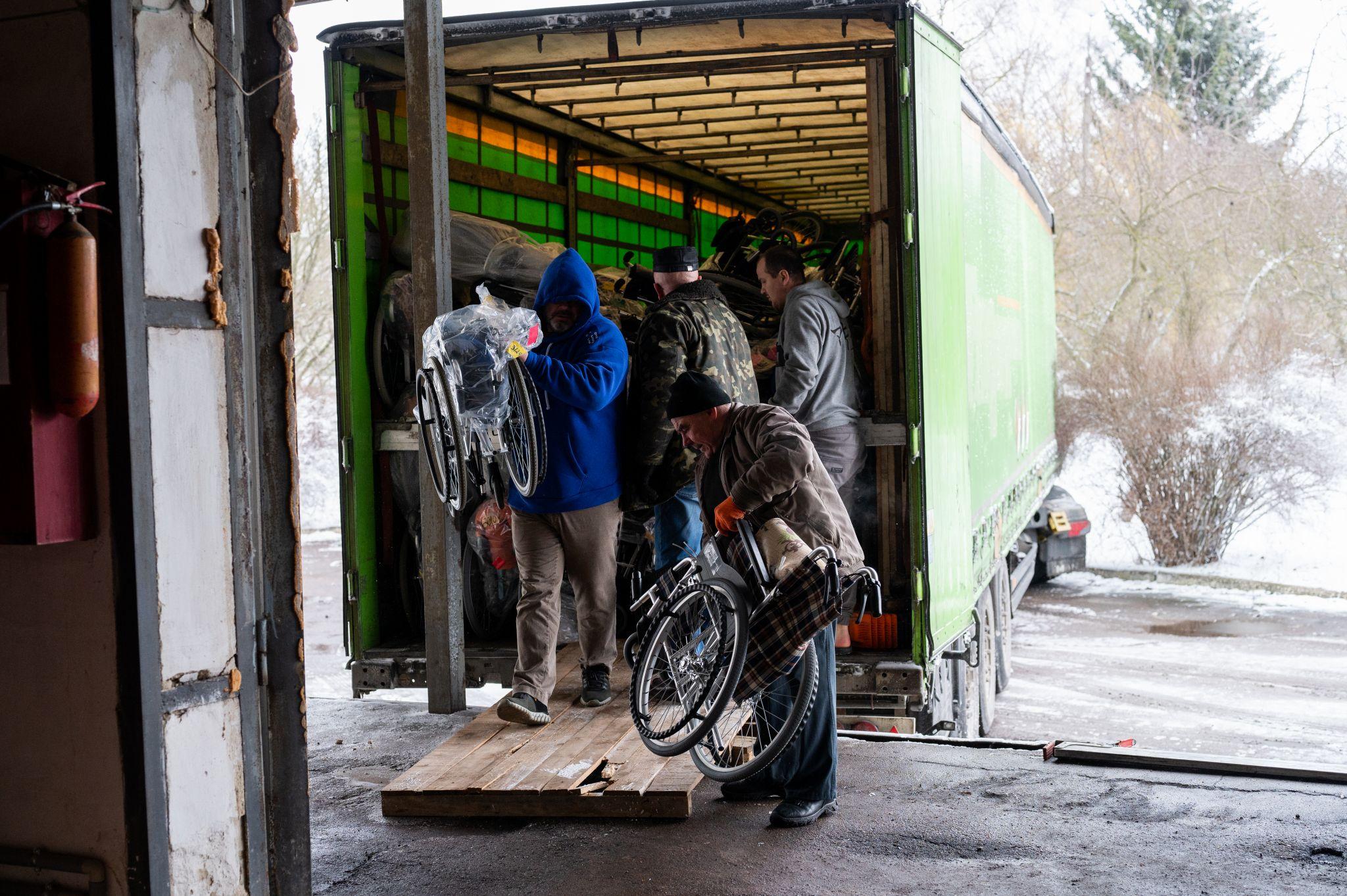 Новини Тернополя - фото з Лікарні Збаража отримали понад 100 крісел колісних від благодійного фонду