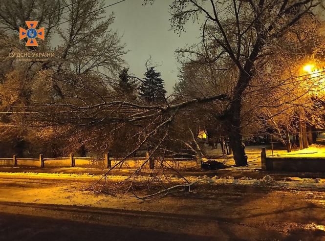 Новини Вінниці - фото з Квітневий снігопад наробив лиха. Наслідки усували 27 рятувальників