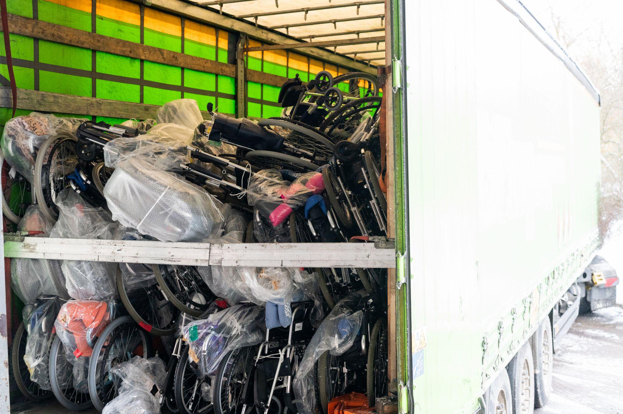 Новини Тернополя - фото з Лікарні Збаража отримали понад 100 крісел колісних від благодійного фонду