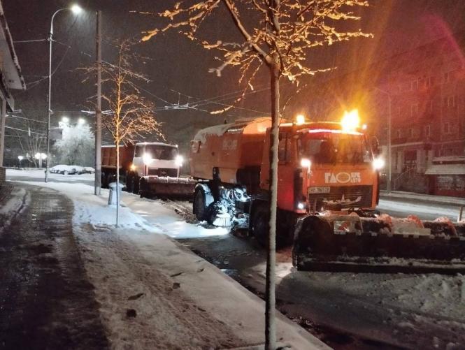 Новини Вінниці - фото з Квітневий снігопад наробив лиха. Наслідки усували 27 рятувальників