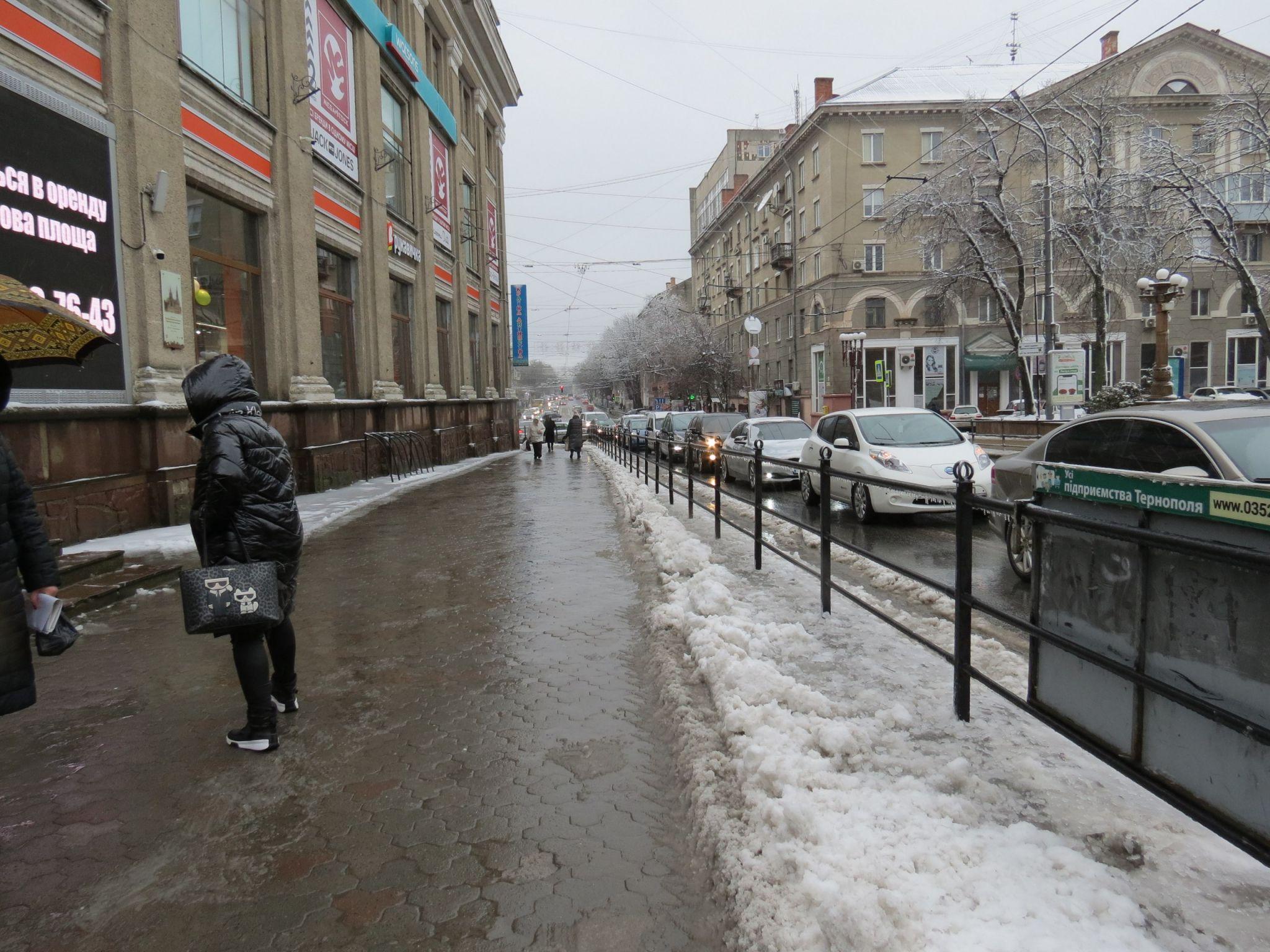 Новини Тернополя - фото з Ожеледиця на тротуарах, а вулиці «пливуть»: яка ситуація в Тернополі через негоду