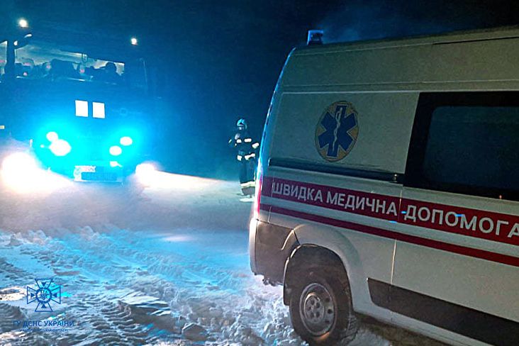 Новини Хмельницького - фото з Негода на Хмельниччині: у снігах застрягли пасажирські автобуси, фура та легковик