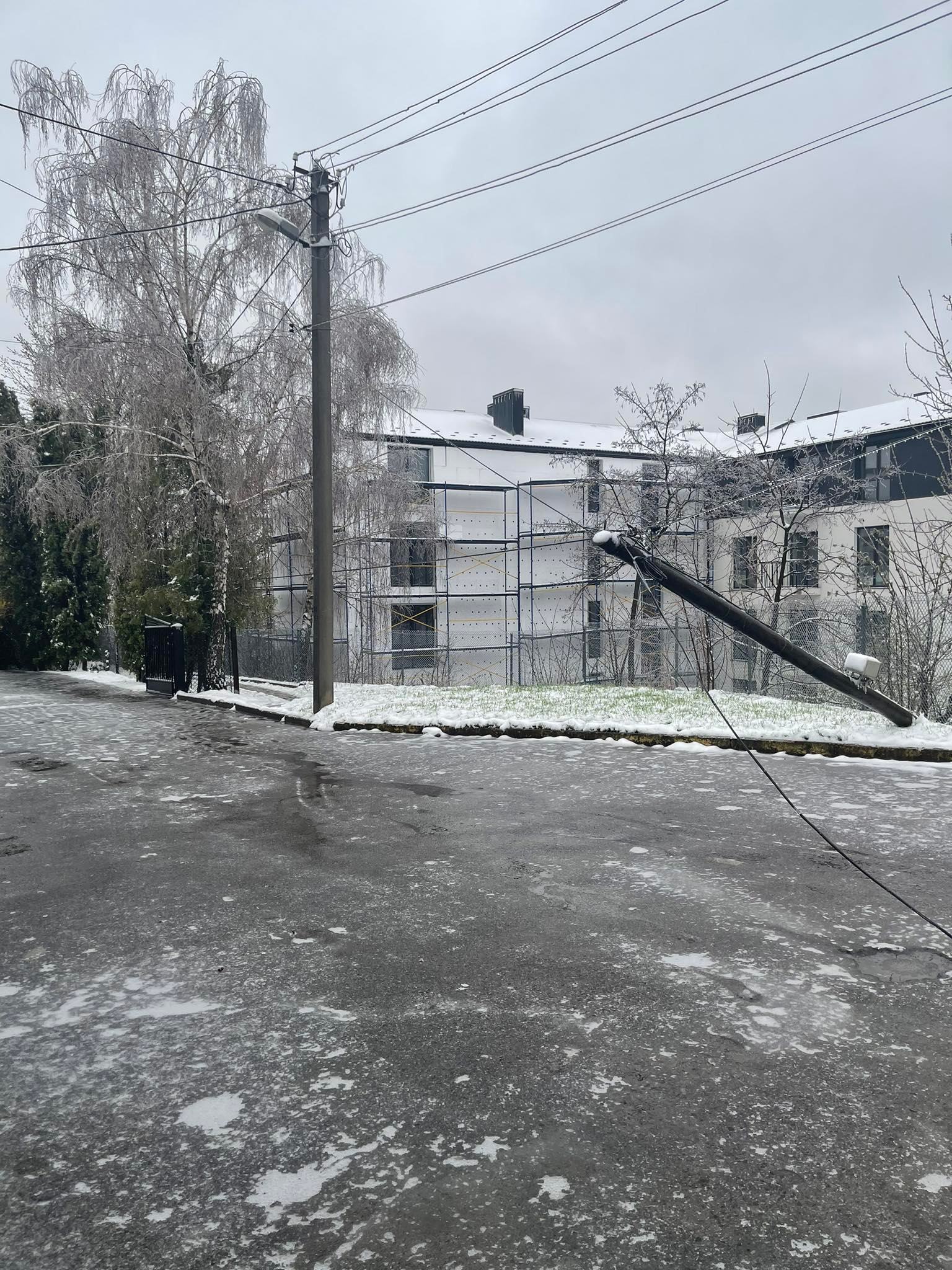 Новини Тернополя - фото з Ожеледиця на тротуарах, а вулиці «пливуть»: яка ситуація в Тернополі через негоду