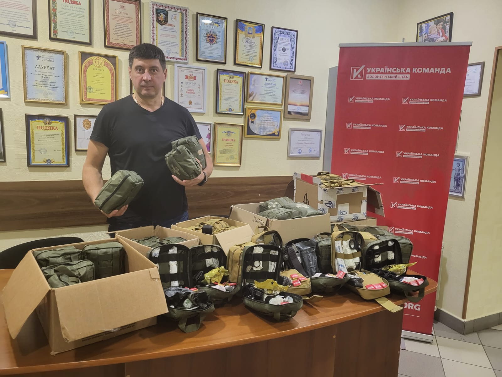 Новини Вінниці - фото з Волонтерський штаб відправив тактичні аптечки на передову (прес-служба «Українська команда» Вінниччини)