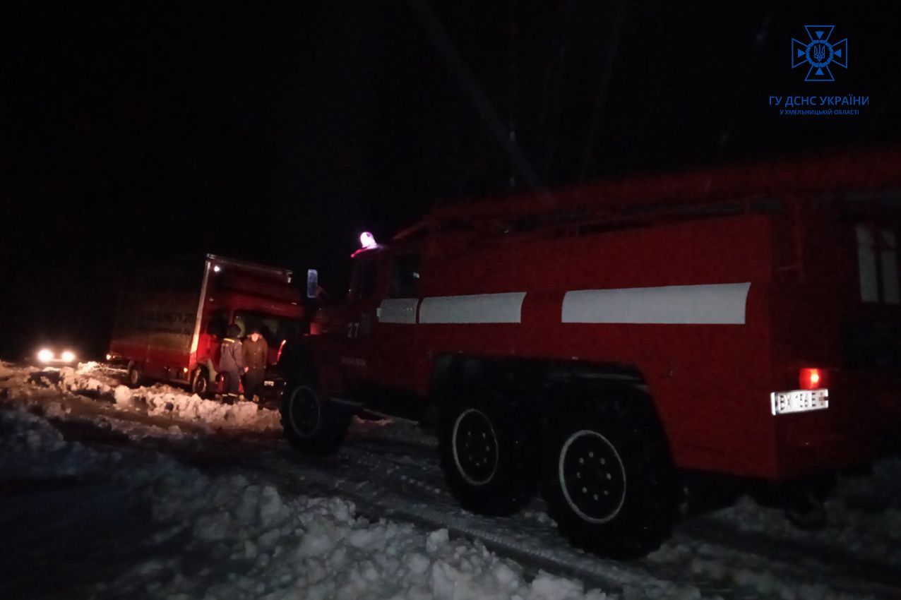 Новини Хмельницького - фото з Негода на Хмельниччині: у снігах застрягли пасажирські автобуси, фура та легковик