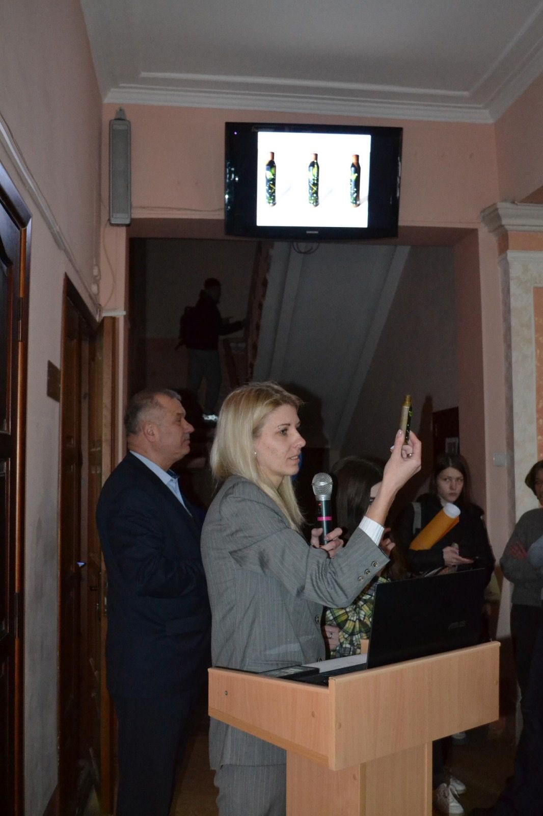 Новини Тернополя - фото з Розмальовані гільзи, смаколики та сувеніри: студенти Тернополя влаштували благодійний ярмарок для ЗСУ