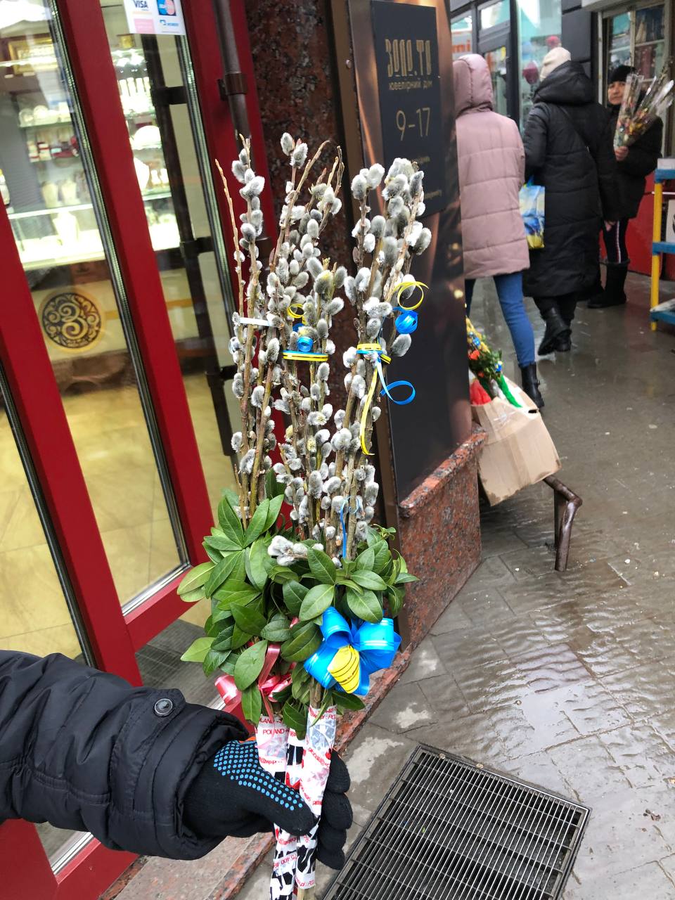 Новини Тернополя - фото з Із сухоцвітом та патріотичними стрічками: за скільки продають букети до Вербної неділі