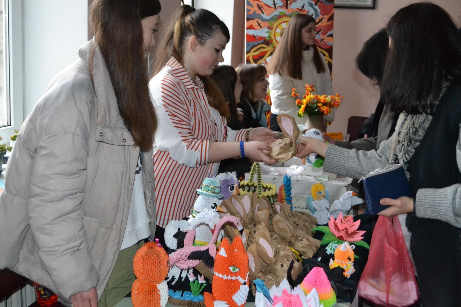 Новини Тернополя - фото з Розмальовані гільзи, смаколики та сувеніри: студенти Тернополя влаштували благодійний ярмарок для ЗСУ