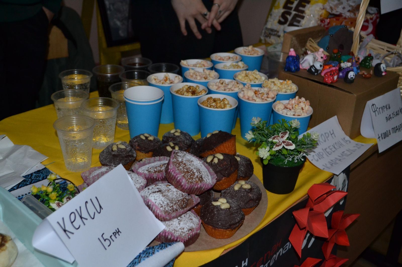 Новини Тернополя - фото з Розмальовані гільзи, смаколики та сувеніри: студенти Тернополя влаштували благодійний ярмарок для ЗСУ