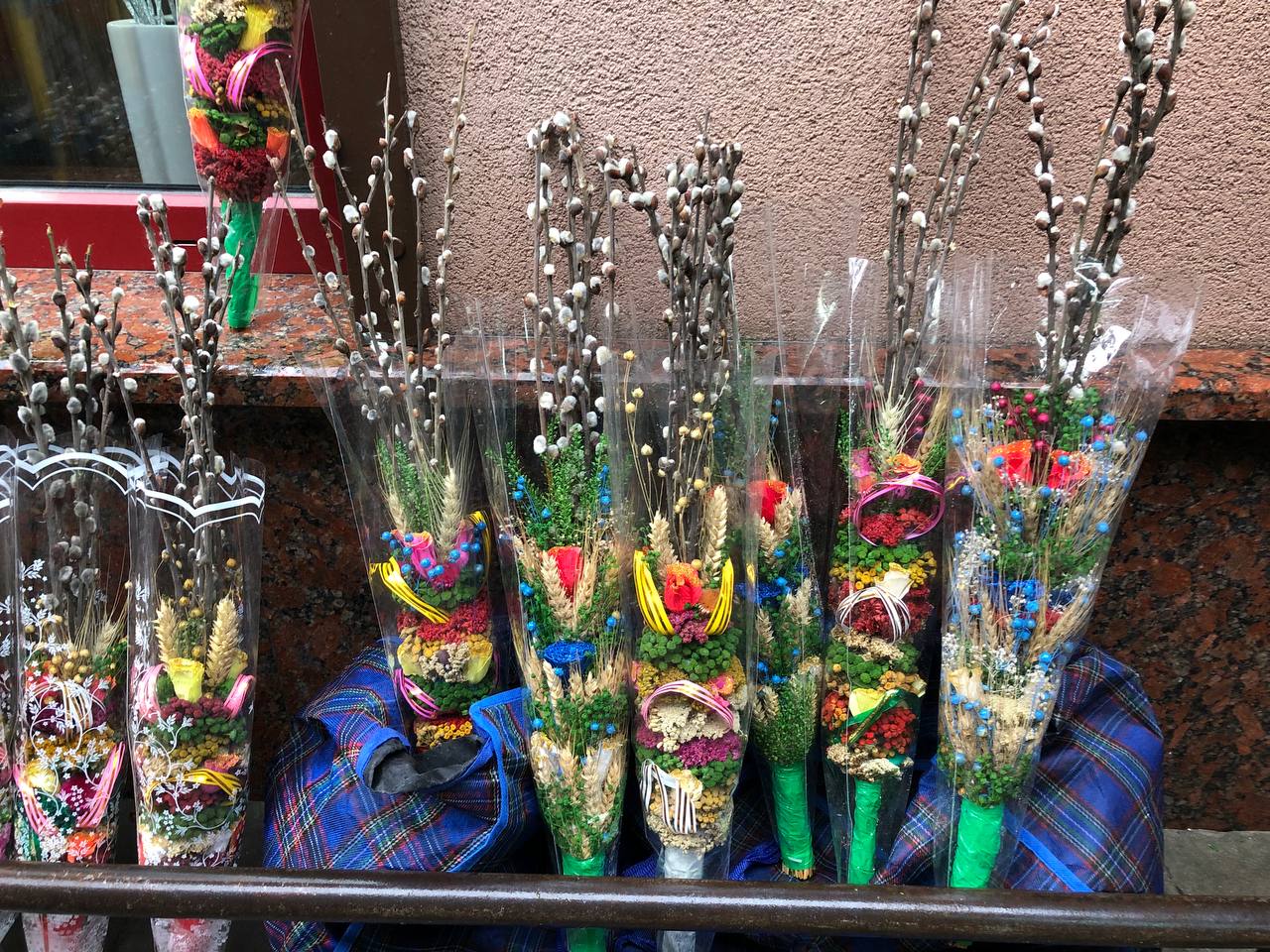 Новини Тернополя - фото з Із сухоцвітом та патріотичними стрічками: за скільки продають букети до Вербної неділі