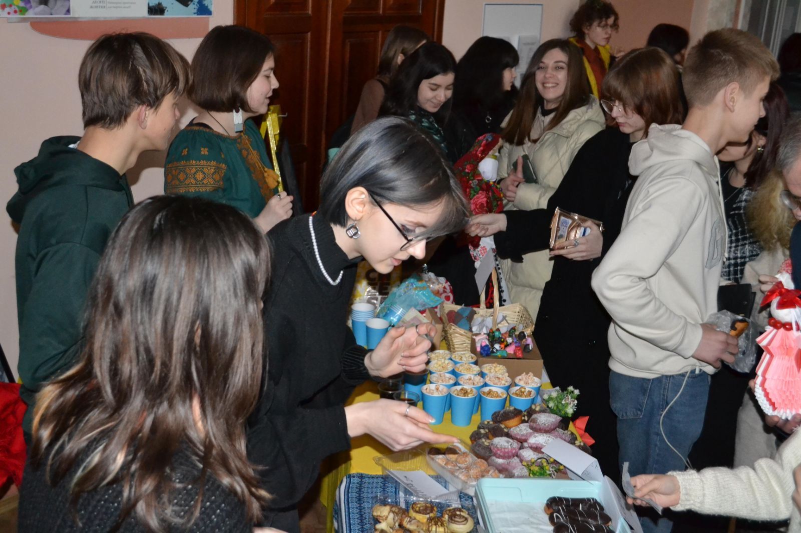 Новини Тернополя - фото з Розмальовані гільзи, смаколики та сувеніри: студенти Тернополя влаштували благодійний ярмарок для ЗСУ