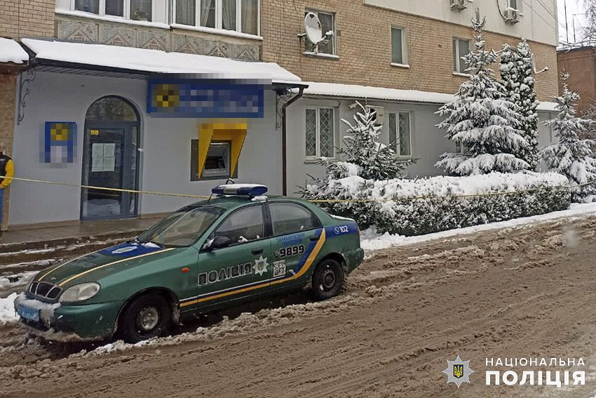 Новини Хмельницького - фото з У Дунаївцях чоловік зі зброєю пограбував банк. Виніс понад 160 тисяч (ФОТО)