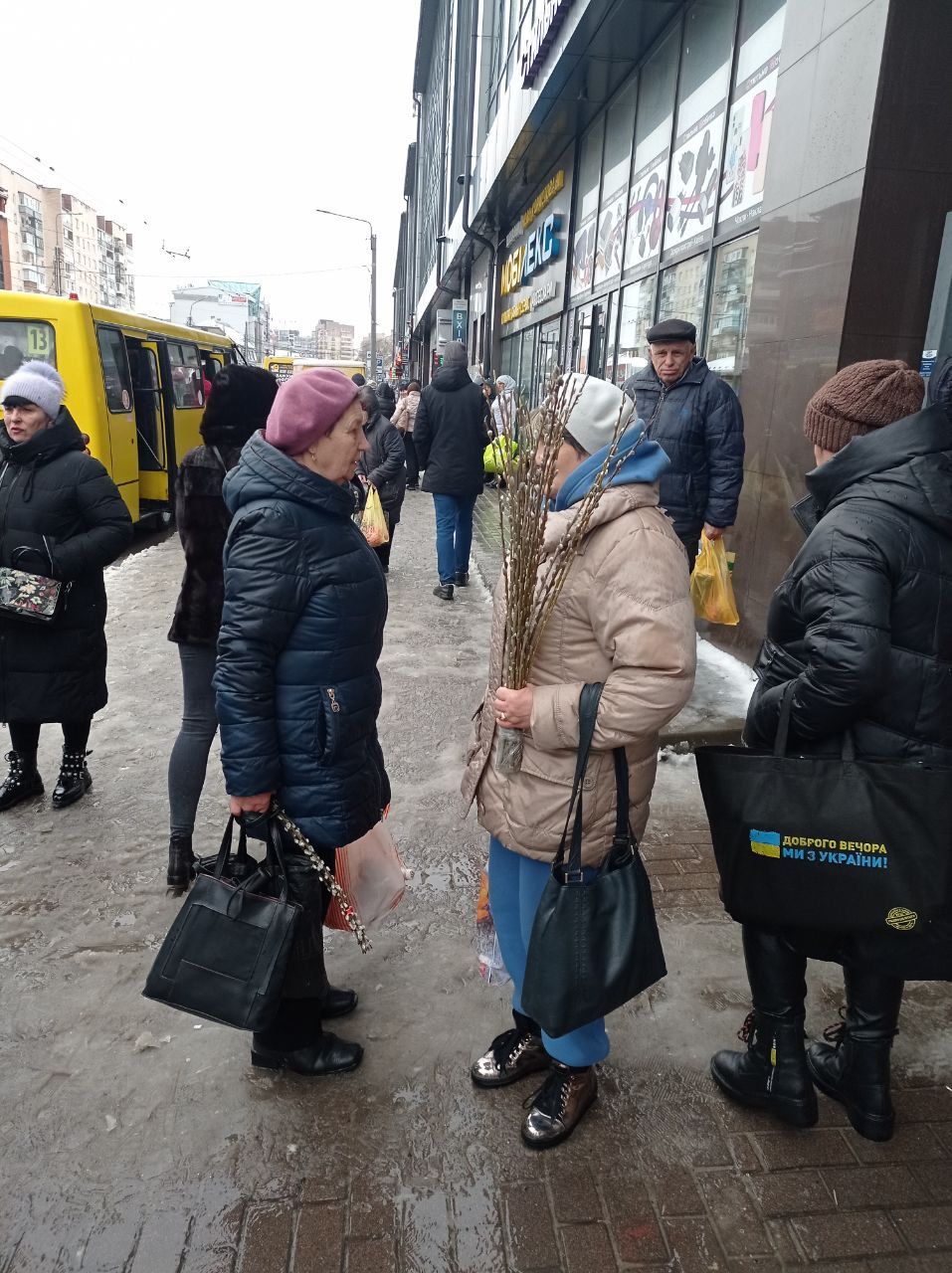 Новини Тернополя - фото з Із сухоцвітом та патріотичними стрічками: за скільки продають букети до Вербної неділі