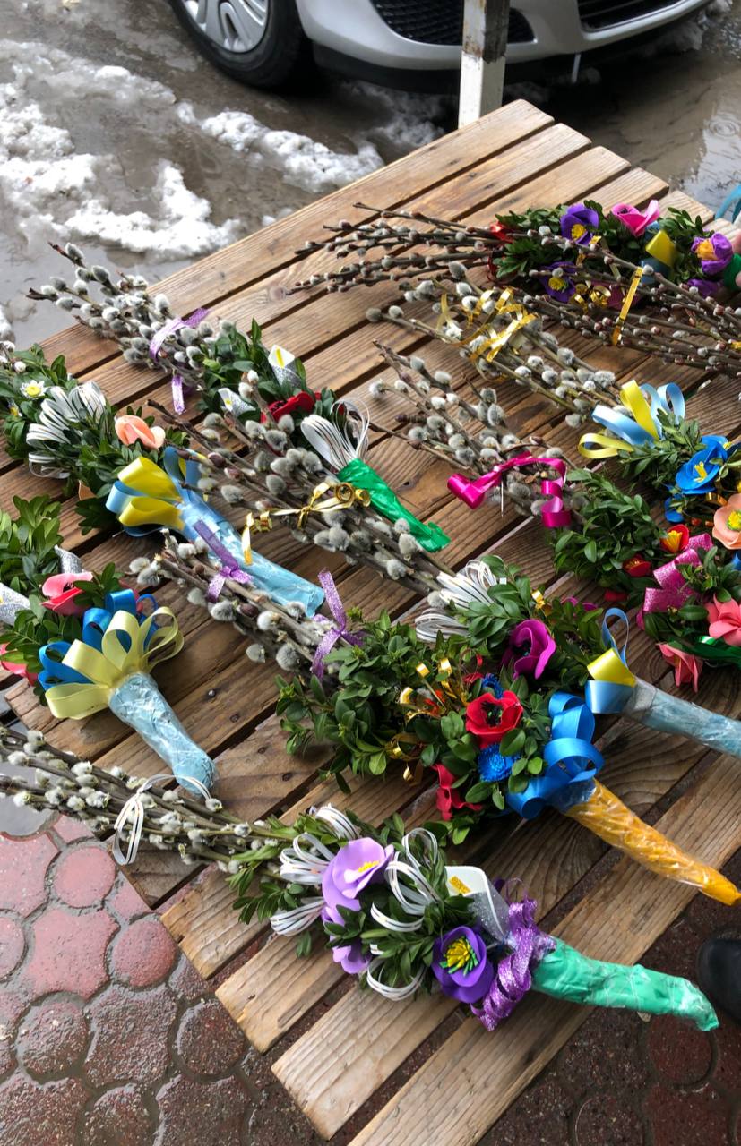 Новини Тернополя - фото з Із сухоцвітом та патріотичними стрічками: за скільки продають букети до Вербної неділі