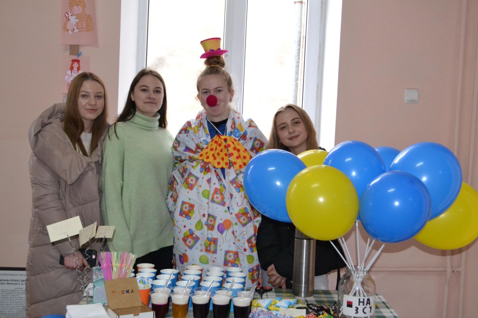 Новини Тернополя - фото з Розмальовані гільзи, смаколики та сувеніри: студенти Тернополя влаштували благодійний ярмарок для ЗСУ