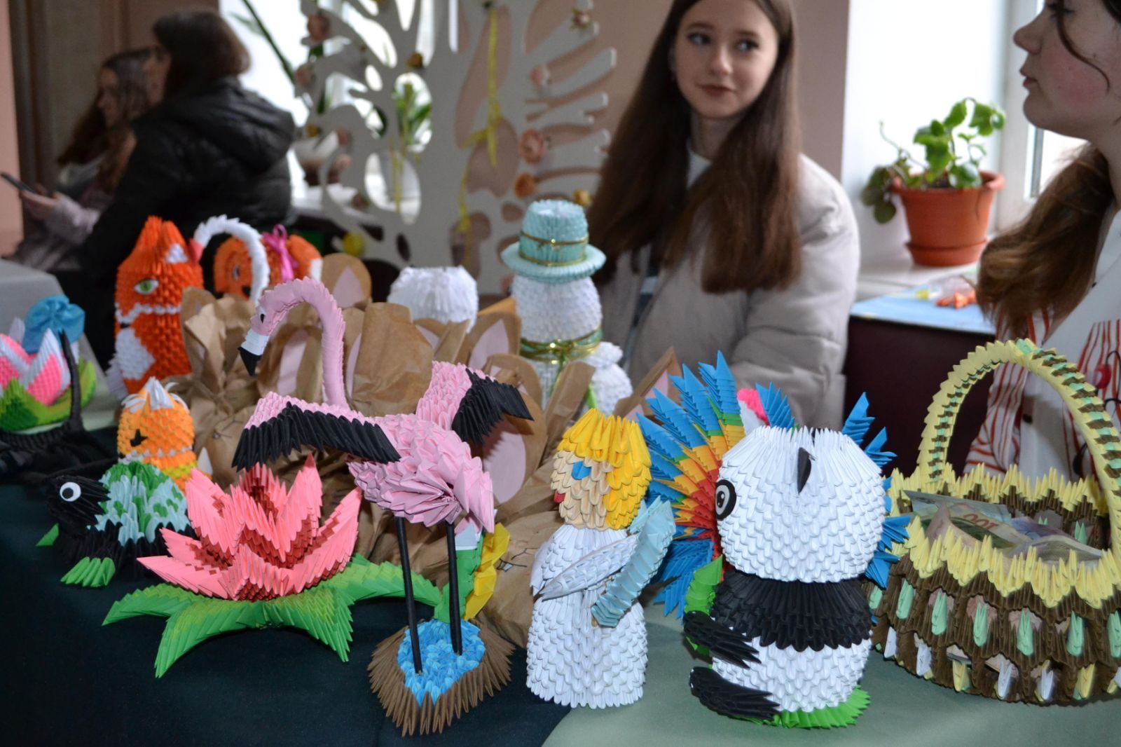 Новини Тернополя - фото з Розмальовані гільзи, смаколики та сувеніри: студенти Тернополя влаштували благодійний ярмарок для ЗСУ