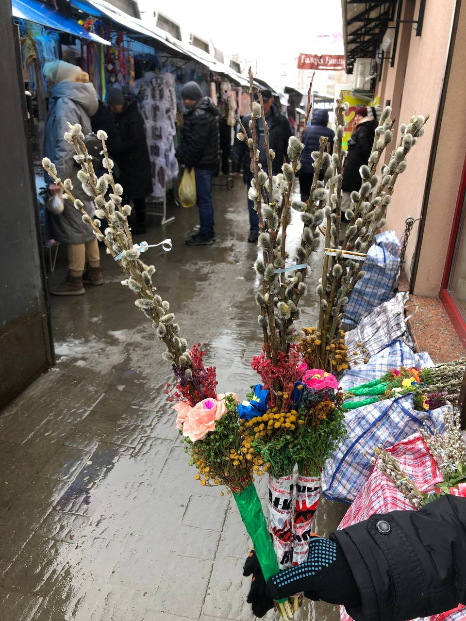 Новини Тернополя - фото з Із сухоцвітом та патріотичними стрічками: за скільки продають букети до Вербної неділі