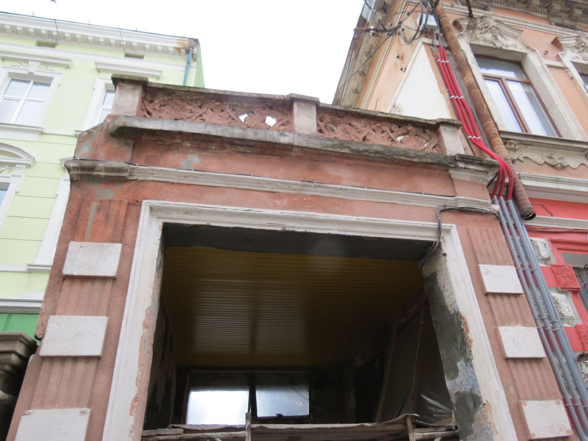 Новини Тернополя - фото з Оббили жовтою вагонкою та стерли графіті: триває реставрація арки у центрі міста