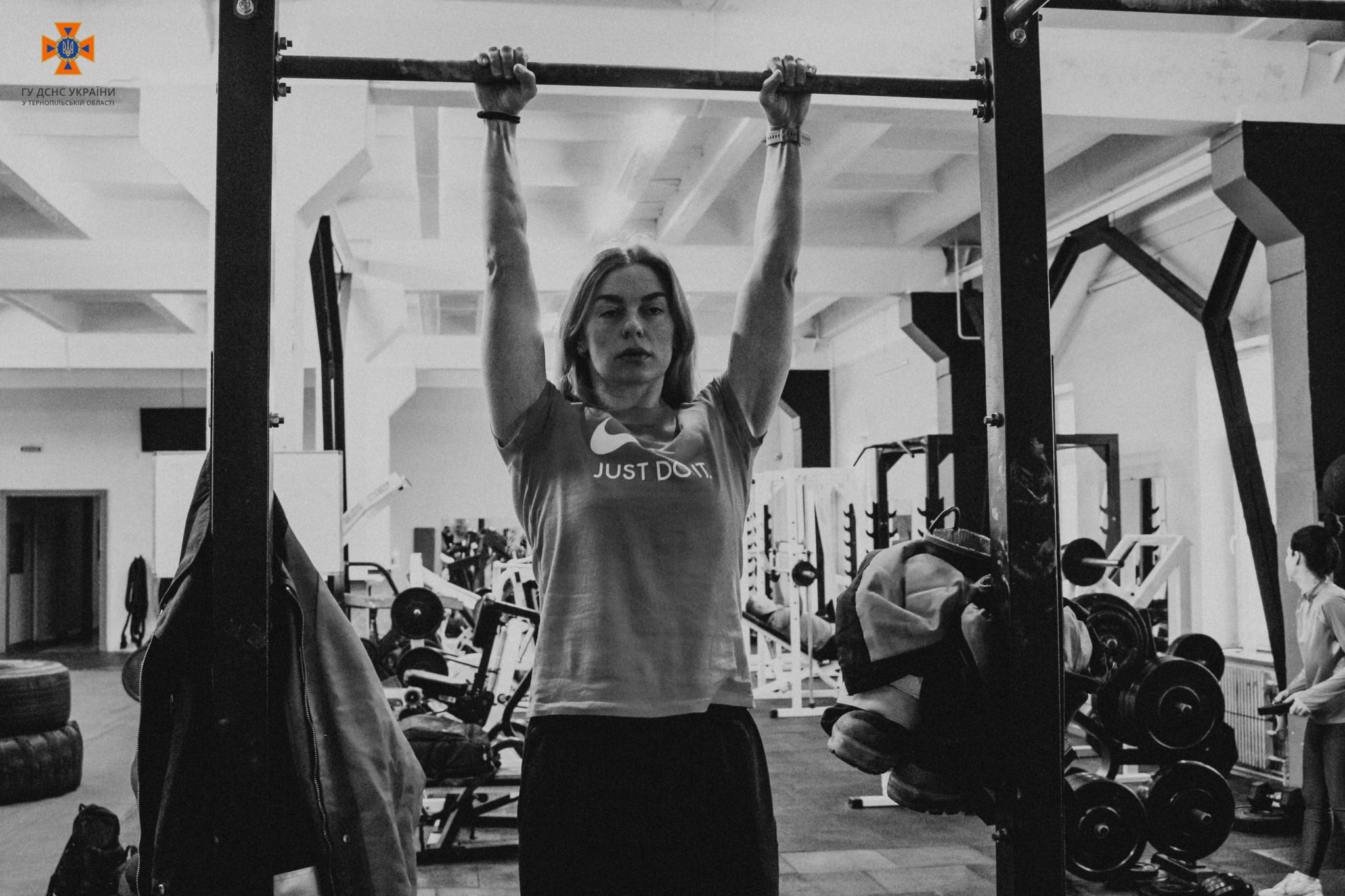 Новини Тернополя - фото з Тернопільська рятувальниця одягнула форму, виконуючи вправи на перекладині