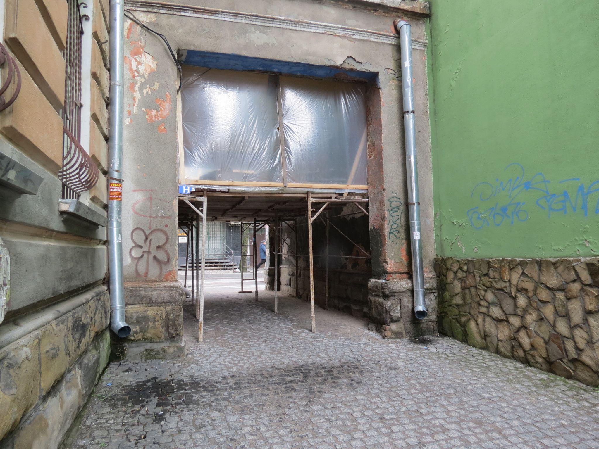 Новини Тернополя - фото з Оббили жовтою вагонкою та стерли графіті: триває реставрація арки у центрі міста