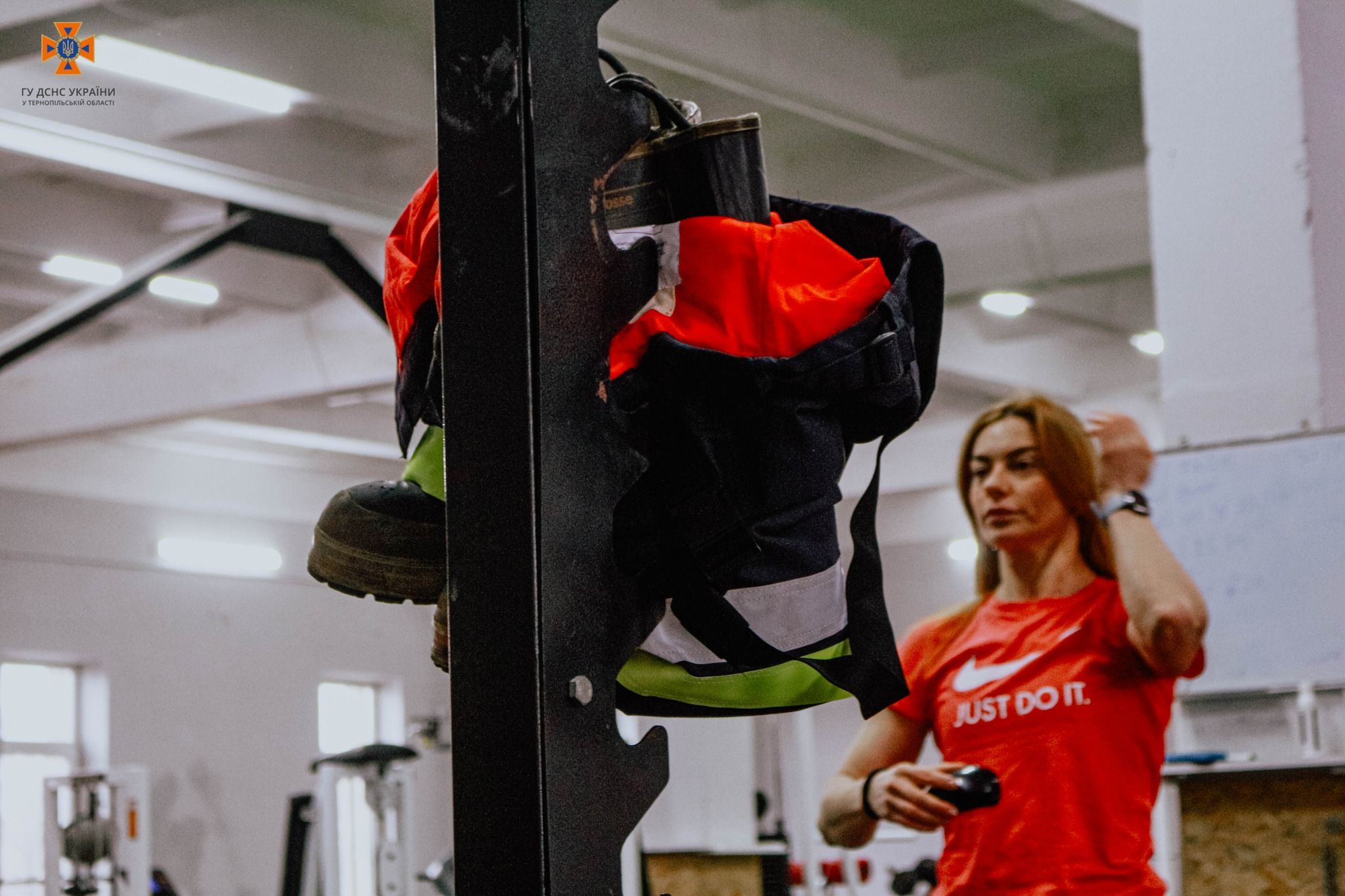 Новини Тернополя - фото з Тернопільська рятувальниця одягнула форму, виконуючи вправи на перекладині