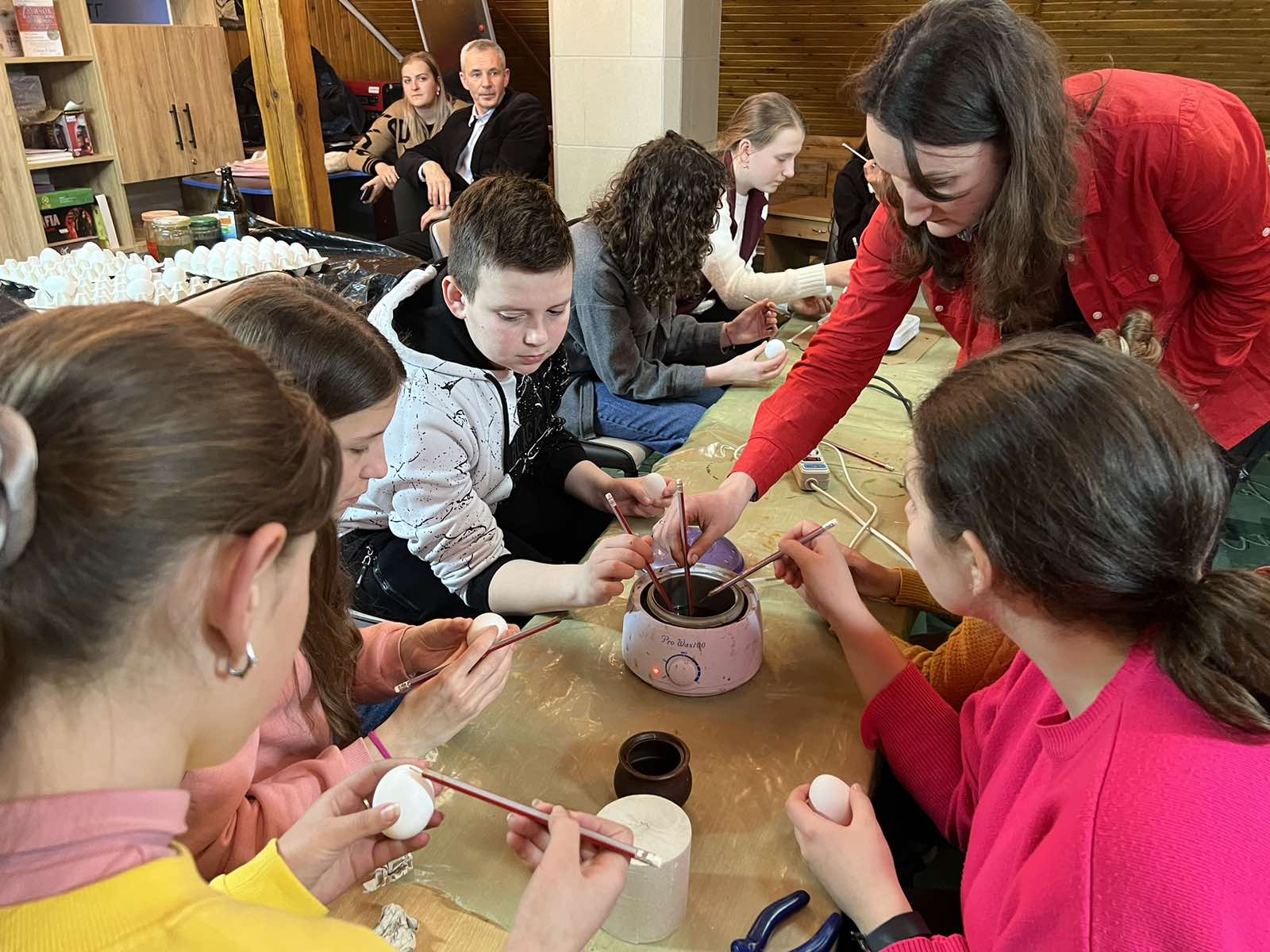 Новини Тернополя - фото з У Великогаївській громаді дітей захисників навчали розписувати писанки