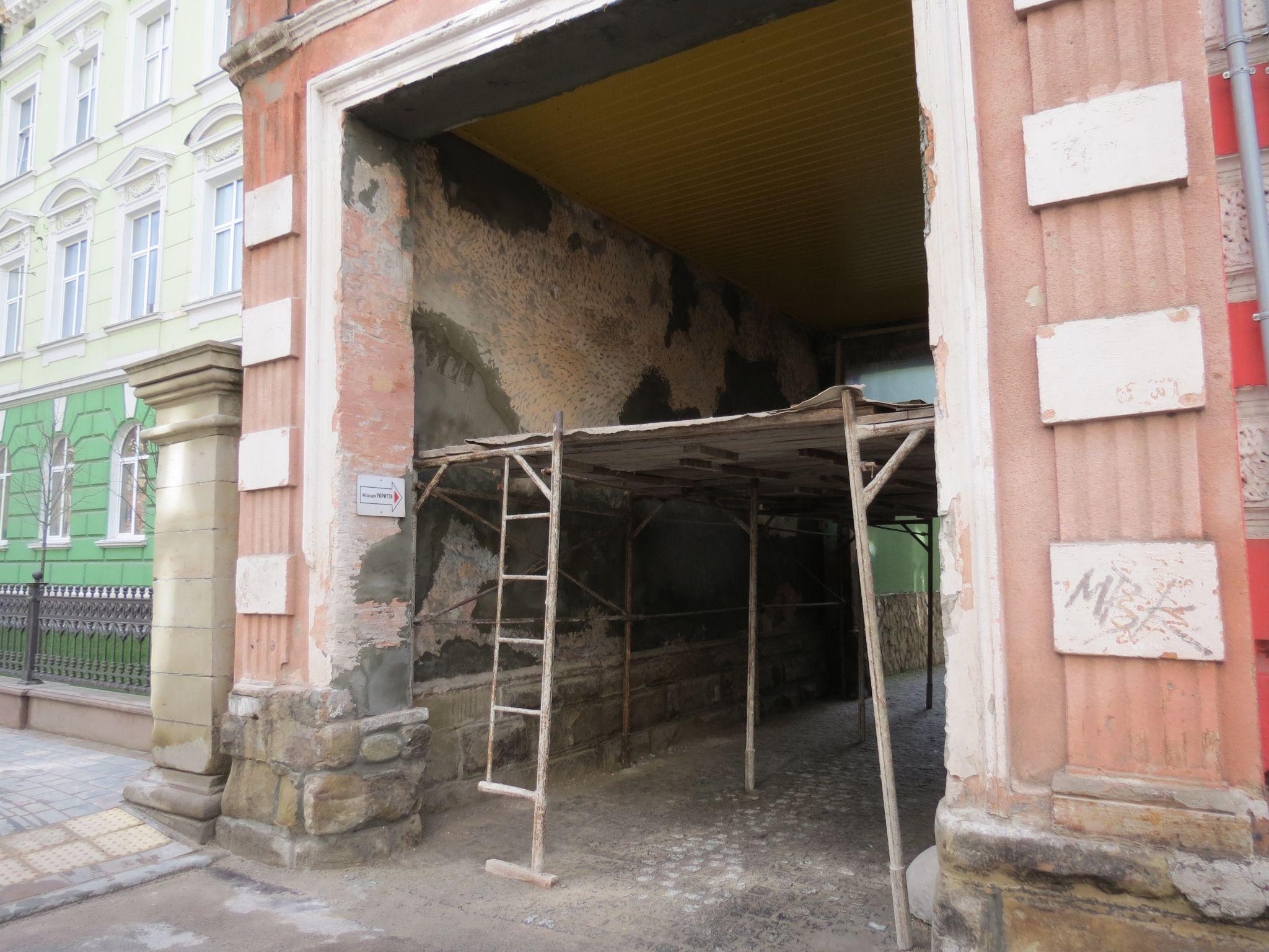 Новини Тернополя - фото з Оббили жовтою вагонкою та стерли графіті: триває реставрація арки у центрі міста