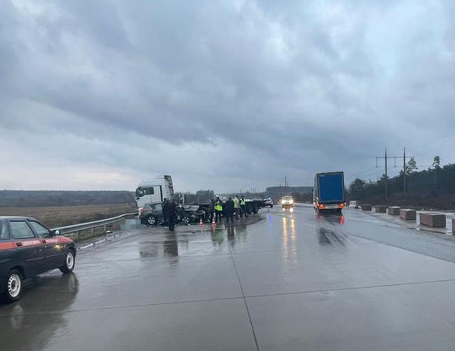 поліція розслідує дтп із загиблим та травмованими на автошляху київ-чоп