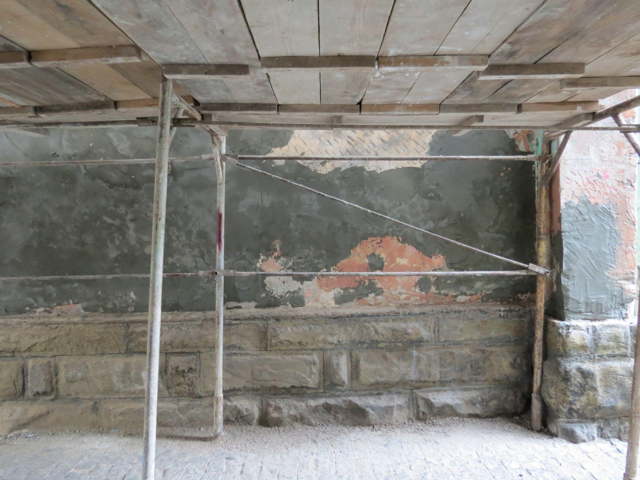 Новини Тернополя - фото з Оббили жовтою вагонкою та стерли графіті: триває реставрація арки у центрі міста