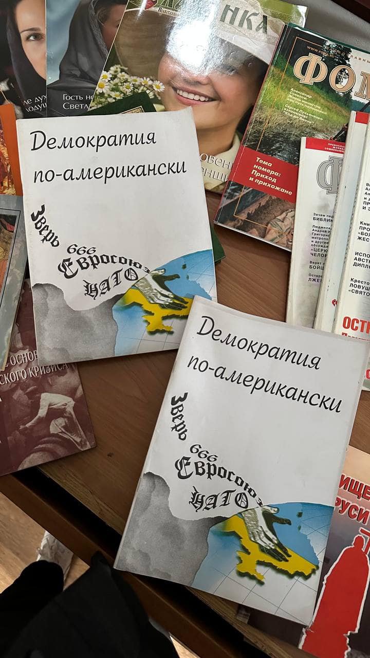 На зображенні може бути: 3 людини, книга та текст