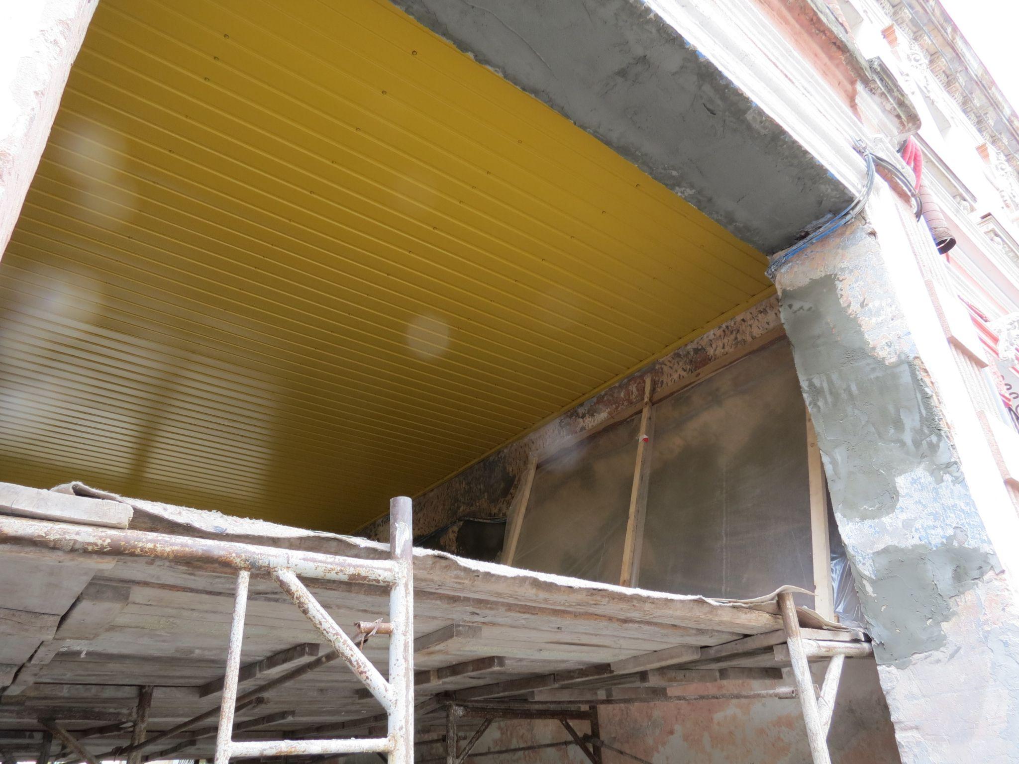 Новини Тернополя - фото з Оббили жовтою вагонкою та стерли графіті: триває реставрація арки у центрі міста