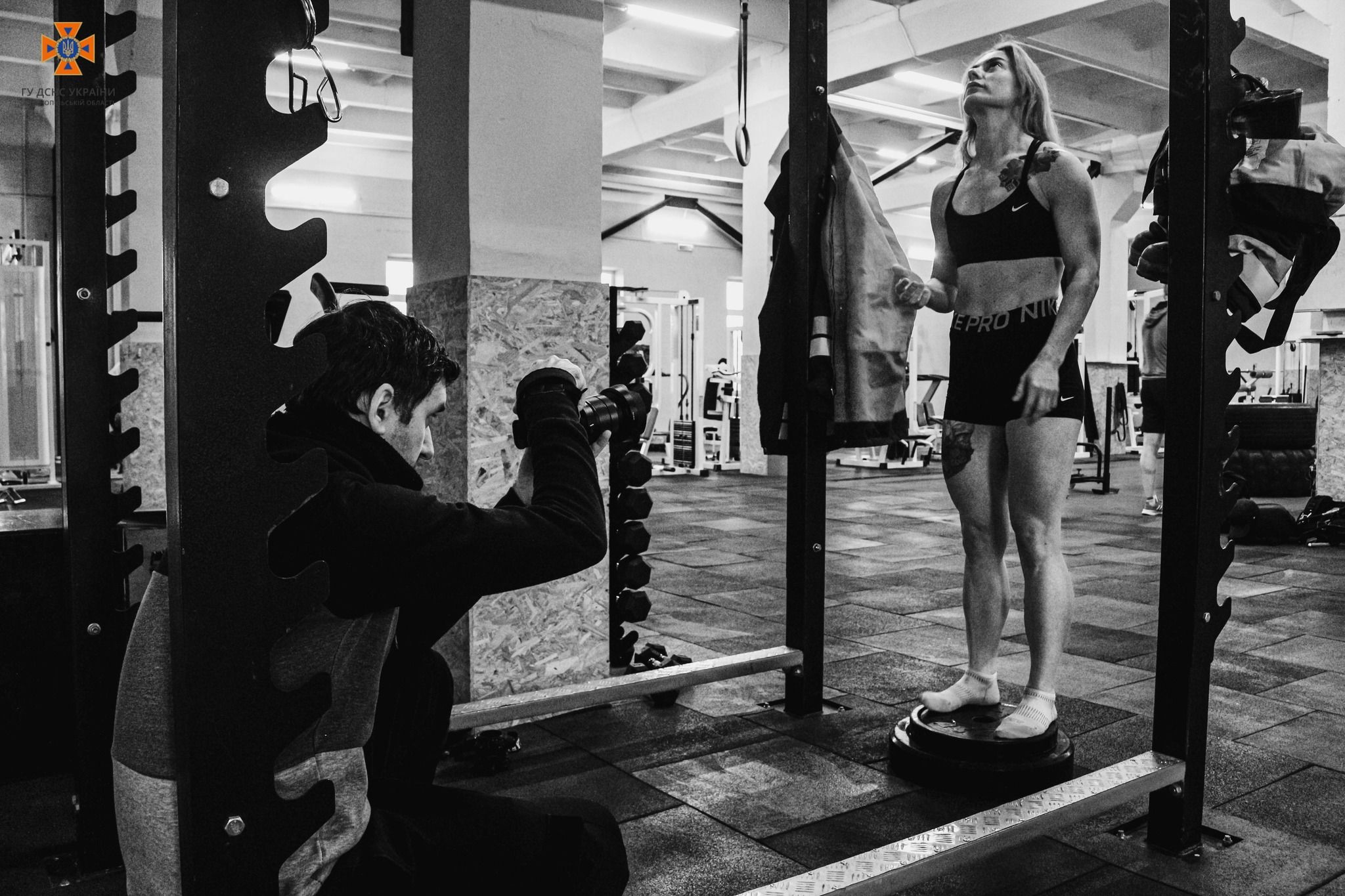 Новини Тернополя - фото з Тернопільська рятувальниця одягнула форму, виконуючи вправи на перекладині