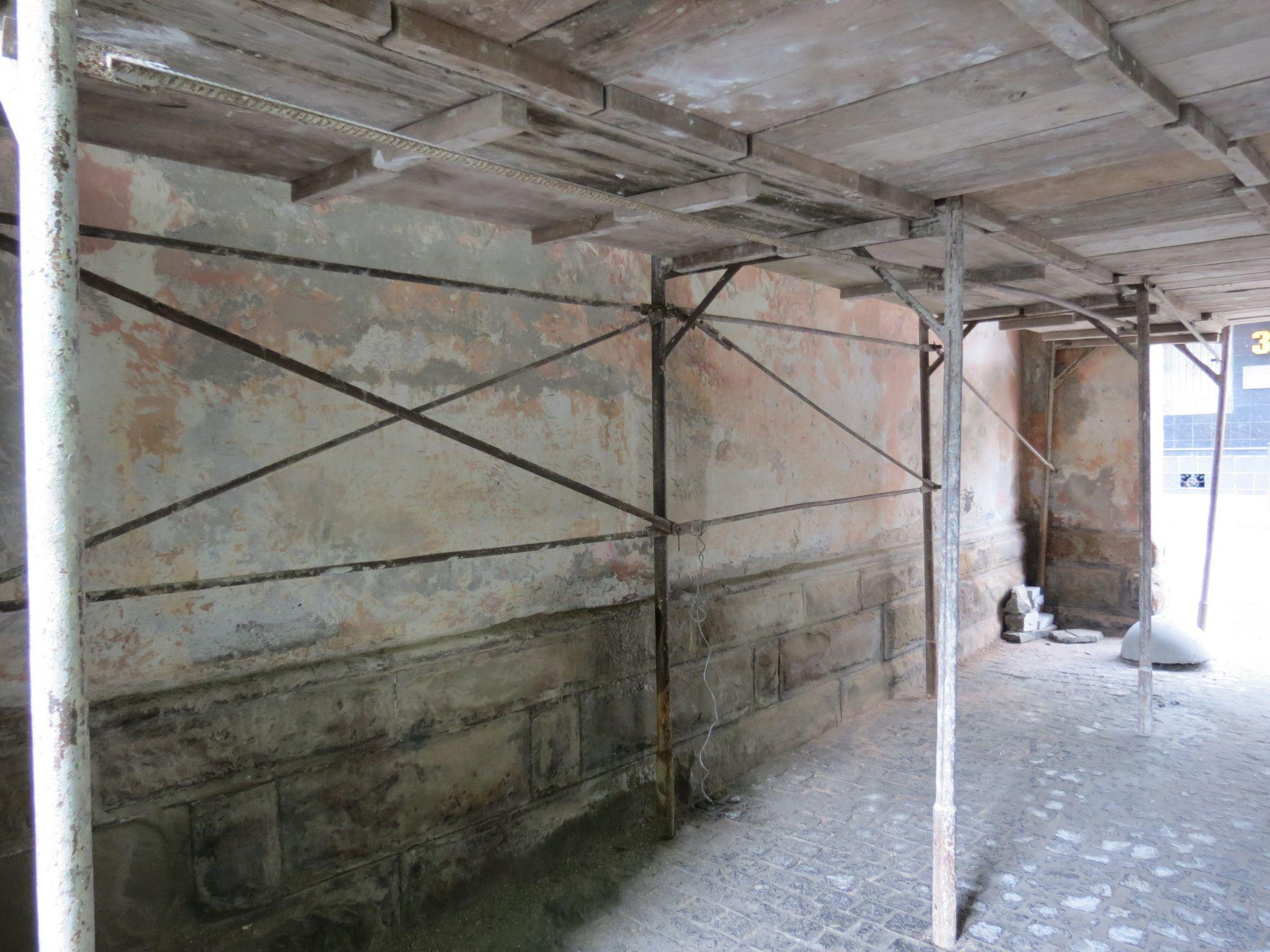 Новини Тернополя - фото з Оббили жовтою вагонкою та стерли графіті: триває реставрація арки у центрі міста