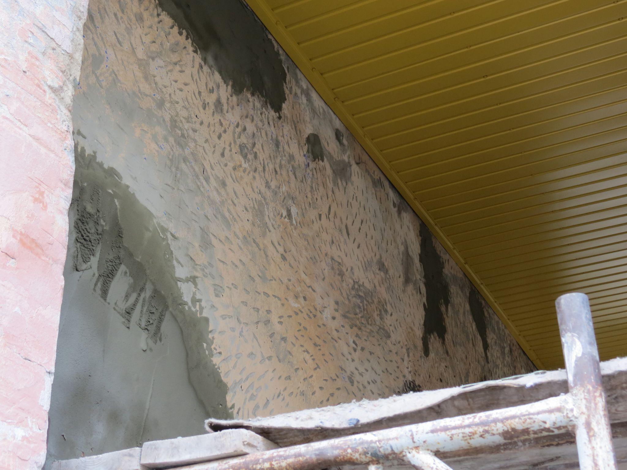 Новини Тернополя - фото з Оббили жовтою вагонкою та стерли графіті: триває реставрація арки у центрі міста