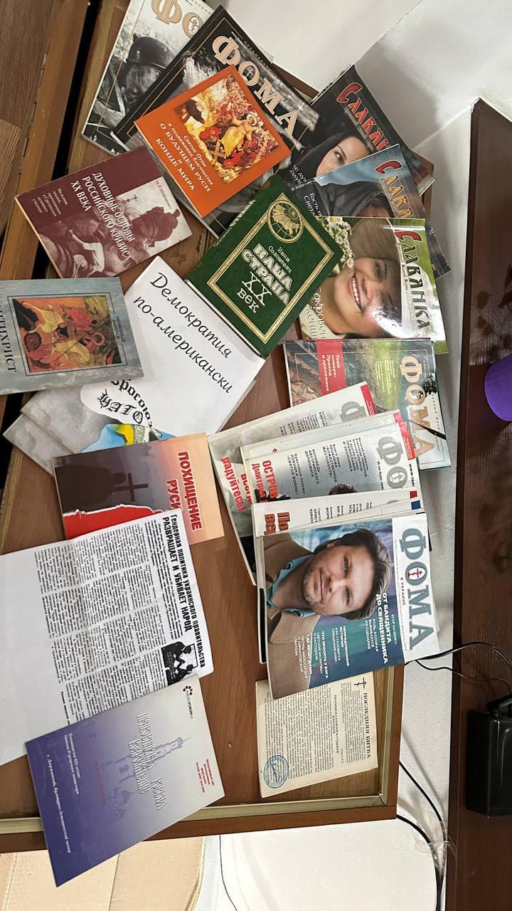 На зображенні може бути: 3 людини та книга