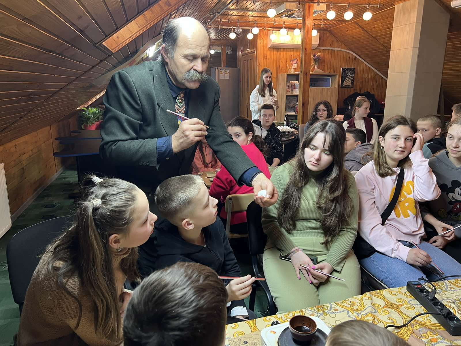 Новини Тернополя - фото з У Великогаївській громаді дітей захисників навчали розписувати писанки