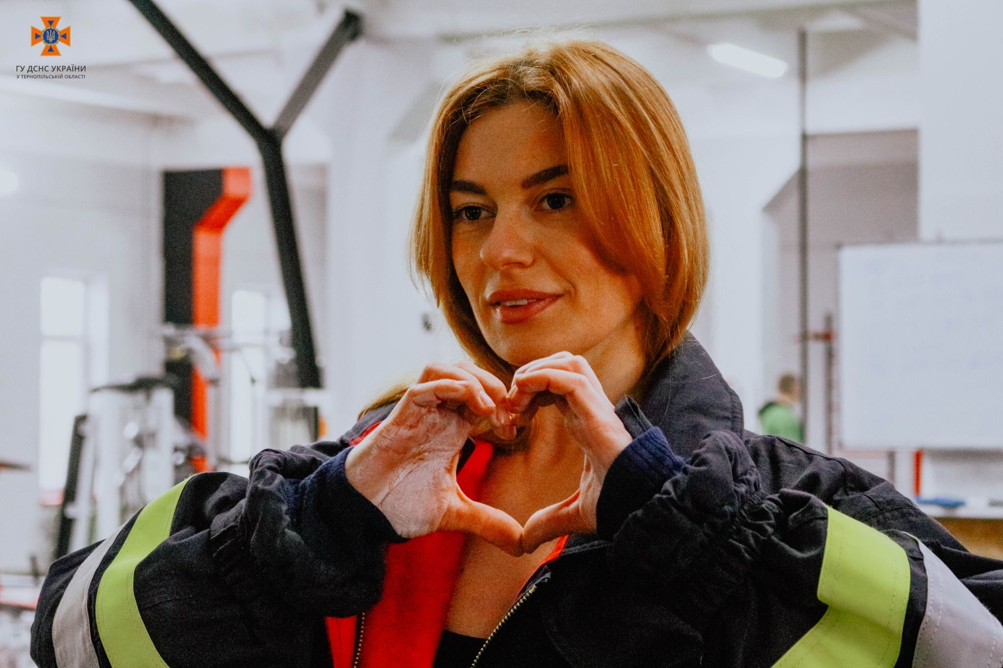 Новини Тернополя - фото з Тернопільська рятувальниця одягнула форму, виконуючи вправи на перекладині