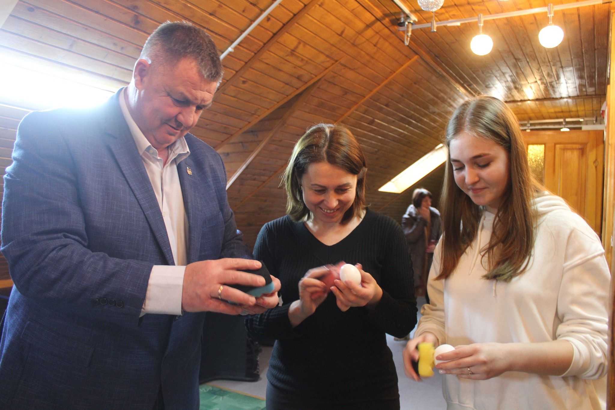 Новини Тернополя - фото з У Великогаївській громаді дітей захисників навчали розписувати писанки