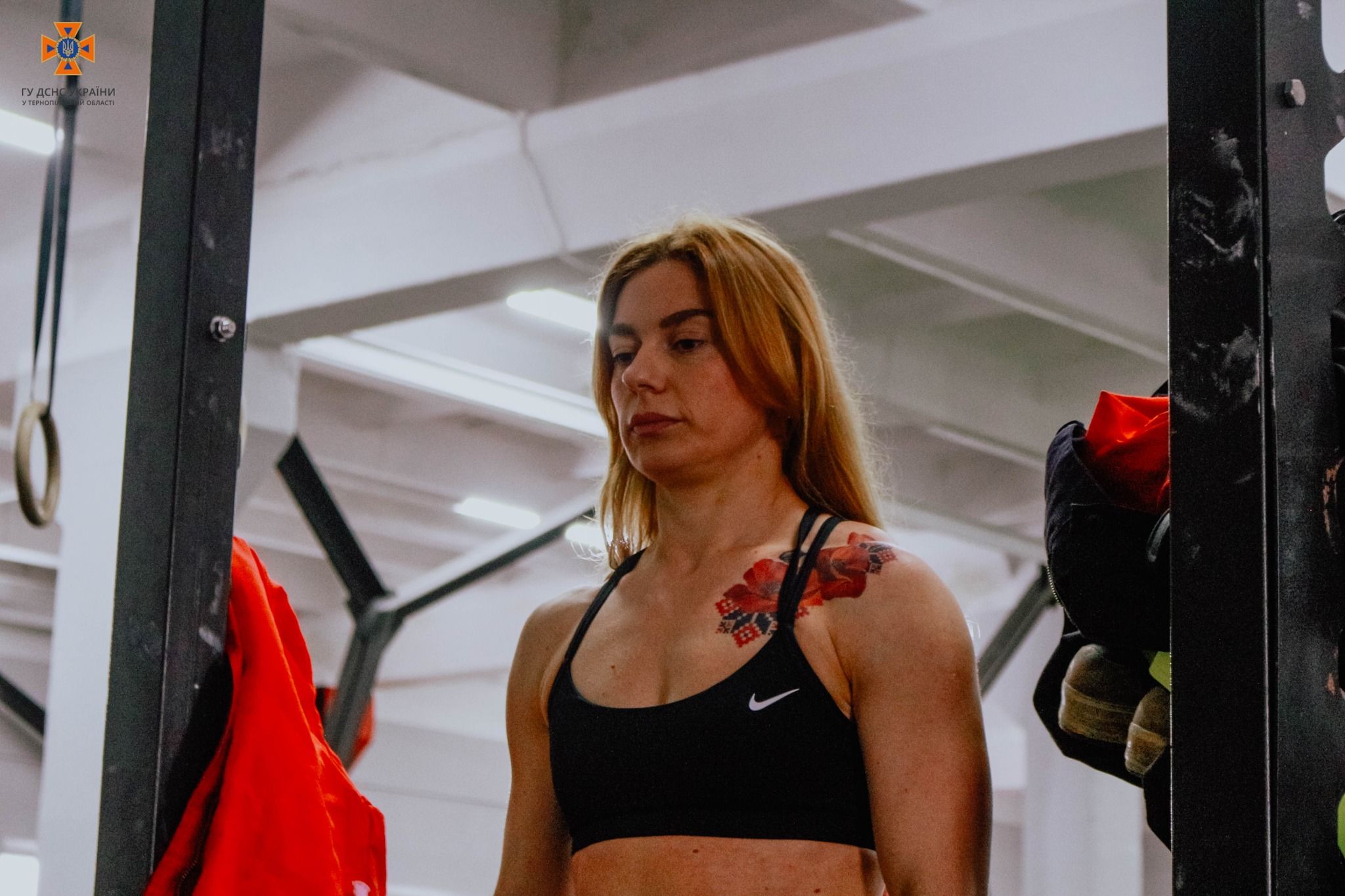 Новини Тернополя - фото з Тернопільська рятувальниця одягнула форму, виконуючи вправи на перекладині